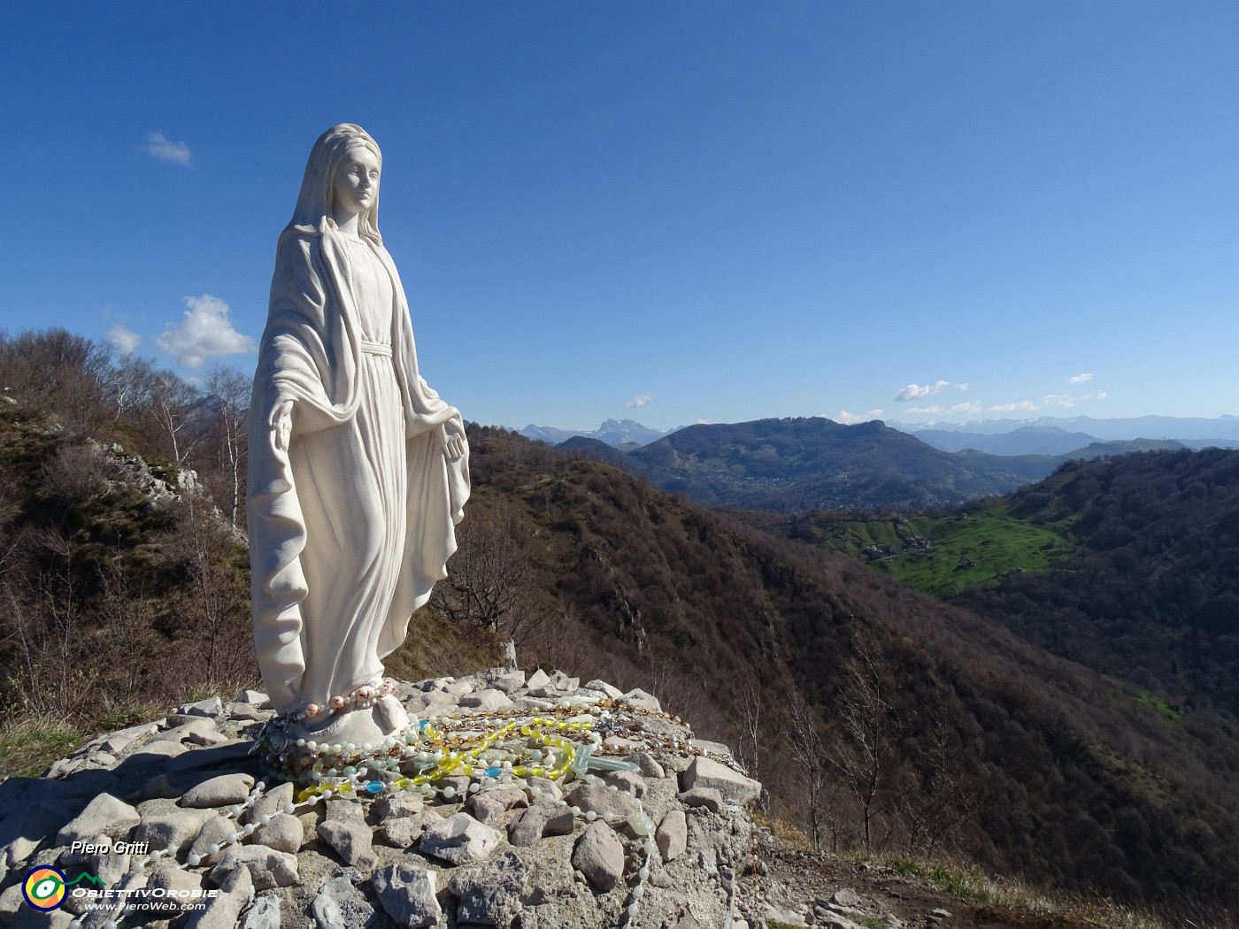 38 Alla Madonnina del Costone (1195 m) con vista a nord-est verso l'altopiano Selvino-Aviatico .JPG